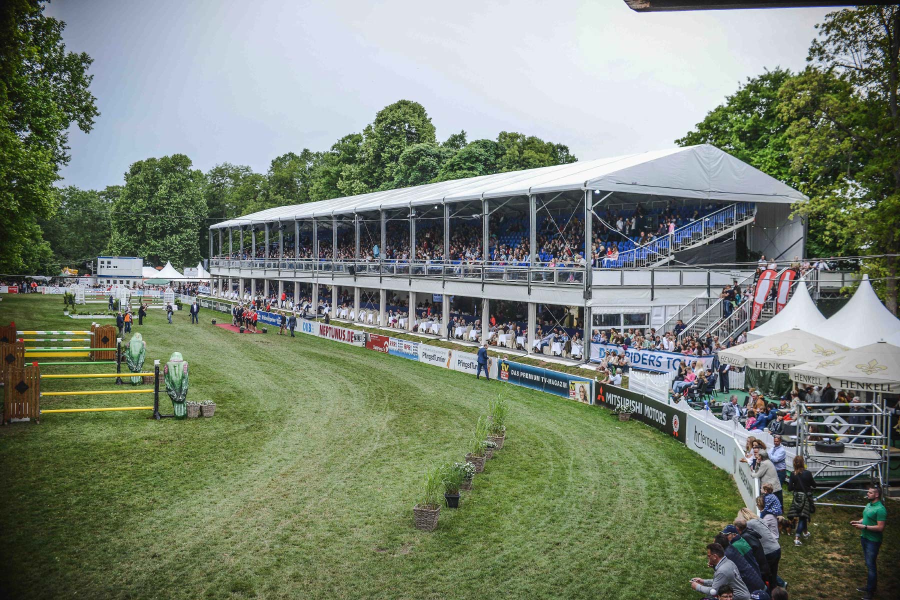 Bender Tribünen, Bühnen und Stadien für Sport Veranstaltungen Events538
